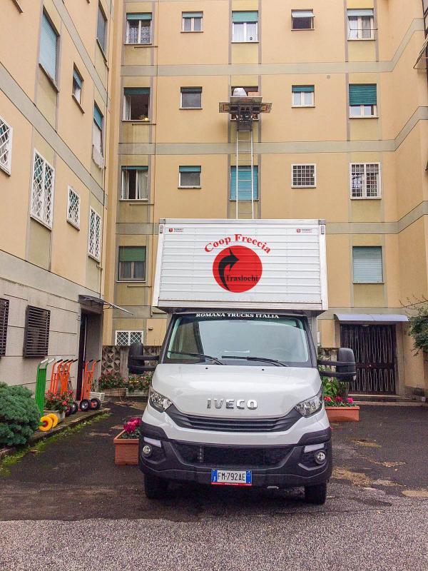 Traslochi Roma Nord — camion Freccia SRL con montacarichi