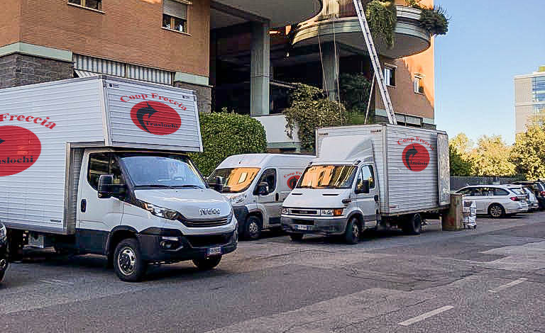 Traslochi Roma — camion Coop Freccia Srl in servizio